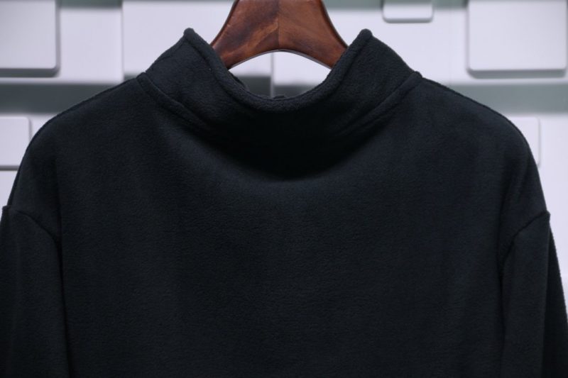 fear of god essentials polar fleece half zip sweater 00028 800x533 1